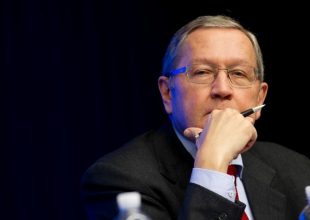 Ρέγκλινγκ: Έτοιμη να συζητήσει ελάφρυνση του ελληνικού χρέους η ευρωζώνη