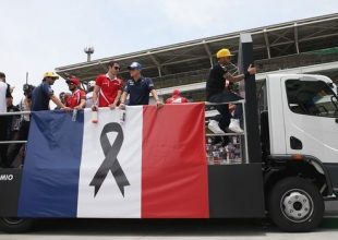 Οι πιλότοι της F1 τίμησαν τους νεκρούς του Παρισιού