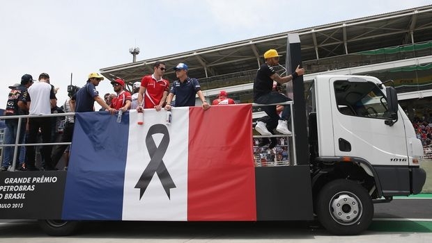 Οι πιλότοι της F1 τίμησαν τους νεκρούς του Παρισιού
