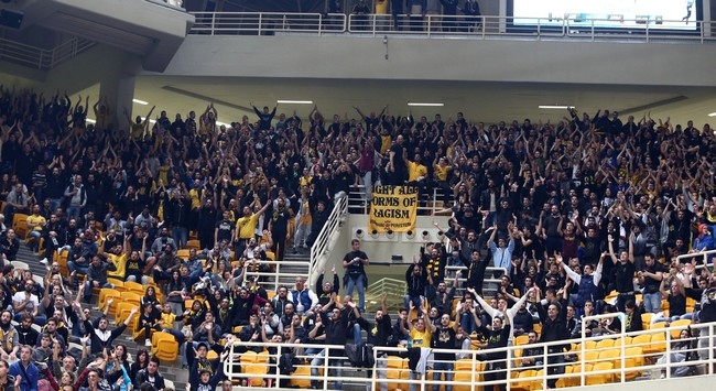 Όταν παίζει… μπάλα ο 6ο παίκτης! (vids)