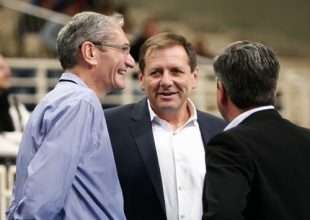 Σε άδειες εξέδρες, ο Μάκης γεμίζει το παρκέ