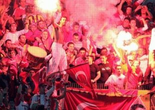Η ασέβεια των Τούρκων στη σιγή ενός λεπτού (video)