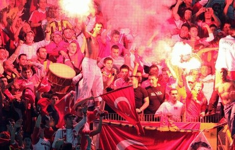Η ασέβεια των Τούρκων στη σιγή ενός λεπτού (video)