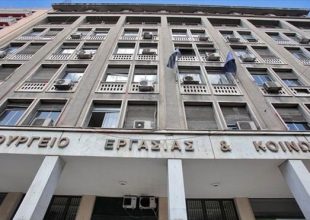 Άντρας απειλούσε να αυτοκτονήσει με πριόνι έξω από το υπ. Εργασίας