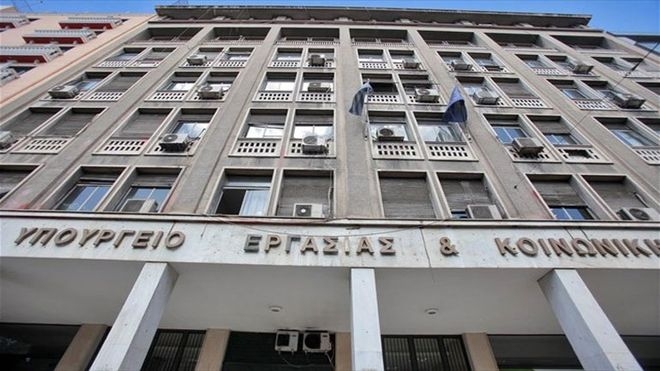Άντρας απειλούσε να αυτοκτονήσει με πριόνι έξω από το υπ. Εργασίας