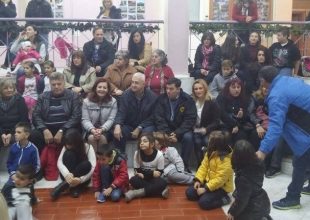 Η Βασίλισσα στο Κέντρο Δημιουργικής Απασχόλησης Παιδιών στη Σαλαμίνα
