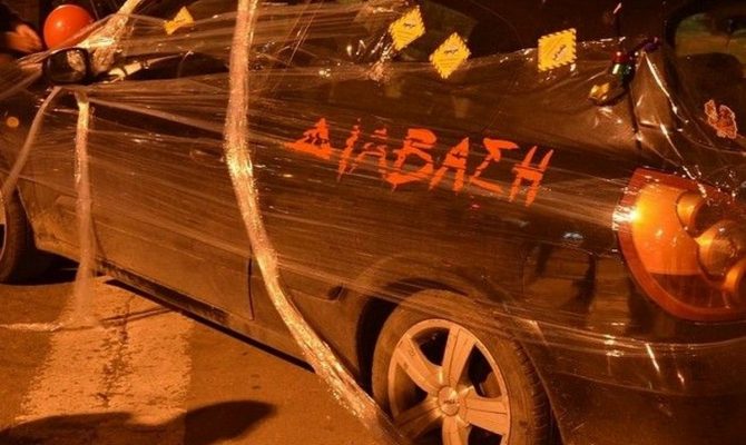Αν θες να βρεις το αυτοκίνητό σου «χριστουγεννιάτικο», πάρκαρε σε διάβαση