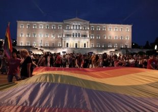 Πράσινο φως και για την τεκνοθεσία ομόφυλων ζευγαριών εξετάζει η κυβέρνηση