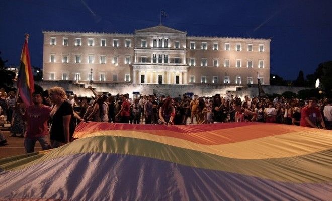 Πράσινο φως και για την τεκνοθεσία ομόφυλων ζευγαριών εξετάζει η κυβέρνηση