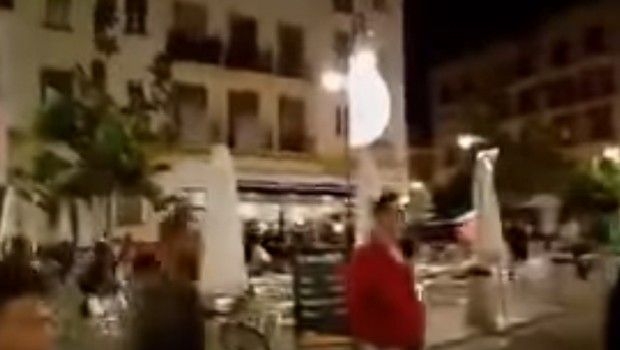 Χάος στη Σεβίλλη από συμπλοκές οπαδών! Χάος στη Σεβίλλη από συμπλοκές οπαδών!