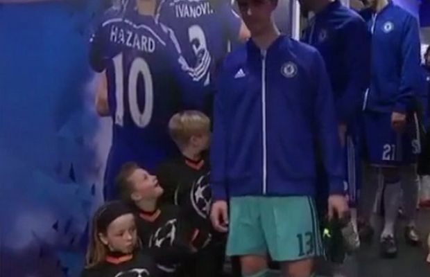«Τρελάθηκε» ο μπόμπιρας με τον Κουρτουά (video)