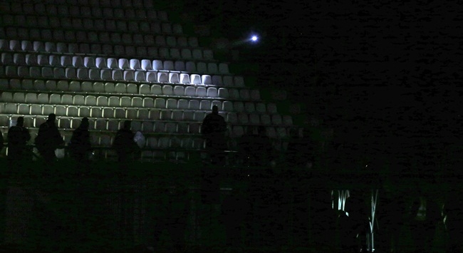 Με σβησμένα φώτα και μικροτραυματισμούς αποχώρησαν οι φίλαθλοι της ΑΕΚ Με σβησμένα φώτα και μικροτραυματισμούς αποχώρησαν οι φίλαθλοι της ΑΕΚ