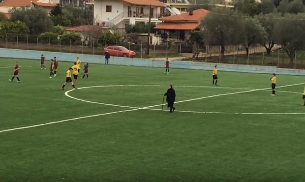 ΕΠΟΣ! Γιαγιά διέκοψε παιχνίδι στη Θεσπρωτία! (vid)