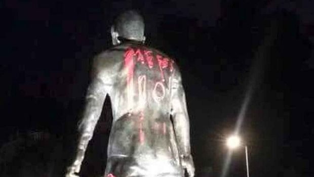Έγραψαν το όνομα του Μέσι στο άγαλμα του Ρονάλντο
