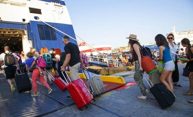 Το πρώτο παιδί του 2016 γεννήθηκε στο πρώτο πλοίο που έφτασε στον Πειραιά