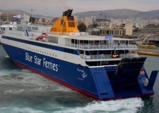 Στο λιμάνι του Πειραιά προσέκρουσε το Blue Star Paros. Μία ελαφρά τραυματίας