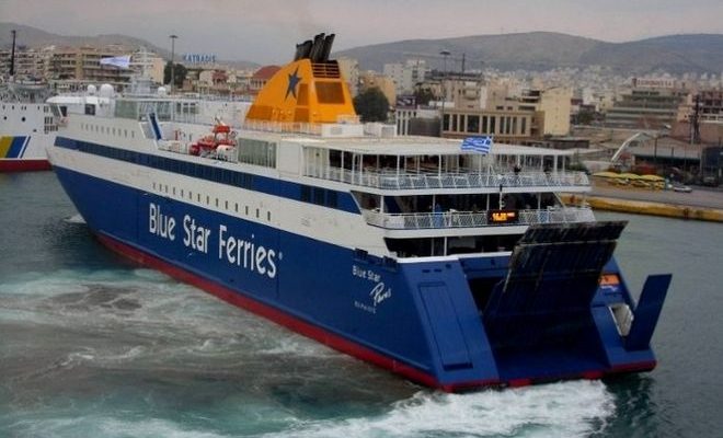 Στο λιμάνι του Πειραιά προσέκρουσε το Blue Star Paros. Μία ελαφρά τραυματίας