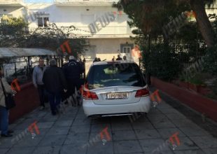 Συγκλονιστικές εικόνες:Με το τραγούδι «Eίχα κάποτε μια αγάπη» έφτασε η σορός του Παντελίδη