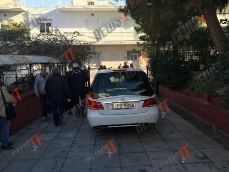 Συγκλονιστικές εικόνες:Με το τραγούδι «Eίχα κάποτε μια αγάπη» έφτασε η σορός του Παντελίδη