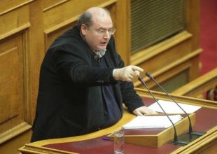 Υποκίνηση αγροτικών κινητοποιήσεων από ΝΔ και Χρυσή Αυγή καταγγέλλει ο Φίλης