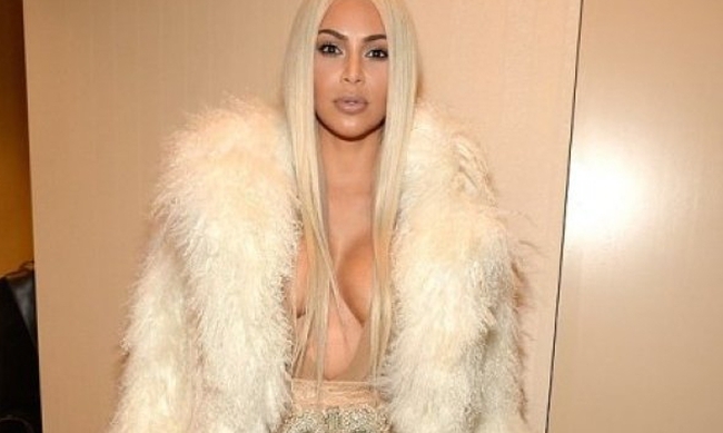 Η Kim Kardashian αποκάλυψε το μυστικό της για σέξι μπούστο