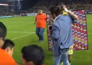 Φίλαθλος μπλέχτηκε και διέκοψε ζωντανή σύνδεση