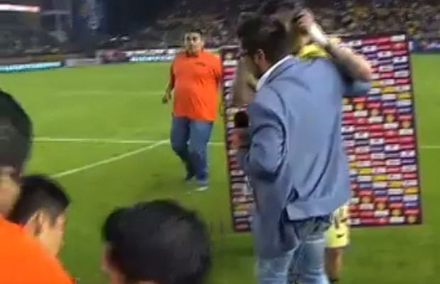 Φίλαθλος μπλέχτηκε και διέκοψε ζωντανή σύνδεση