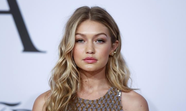 Gigi Hadid: Γυμνή στο εξώφυλλο της γαλλικής Vogue