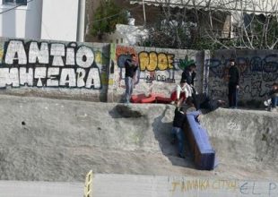 Φίλαθλοι πήγαν με… καναπέ στο γήπεδο