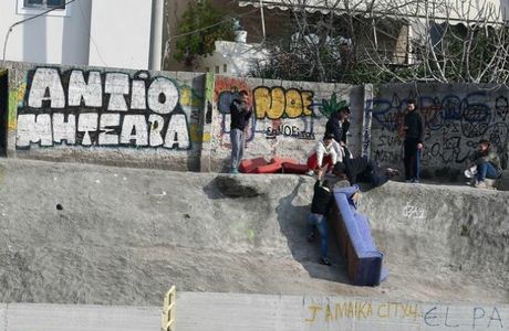 Φίλαθλοι πήγαν με… καναπέ στο γήπεδο