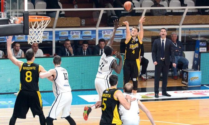 Θα βγάλει λαγό από το καπέλο