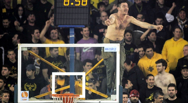 Βίντεο με 800.000 views! Ο τρελός οπαδός της ΑΕΚ σε ματς με τον Ολυμπιακό!