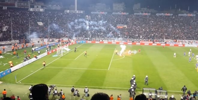 Επεισόδια στο ΠΑΟΚ-Ολυμπιακός. Χάος στην Τούμπα