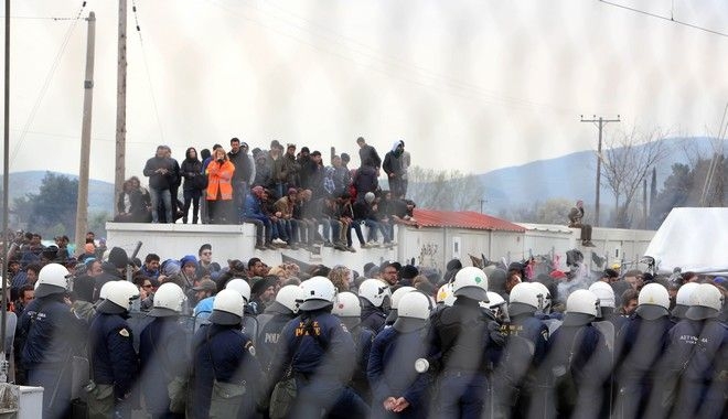 Έπεσαν οι τόνοι στην Ειδομένη. Άνοιξε η γέφυρα του Αξιού