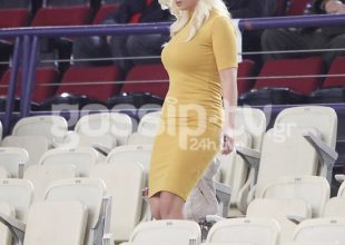 Μπήκε στο γήπεδο και «πάγωσαν» με την σέξι της εμφάνιση