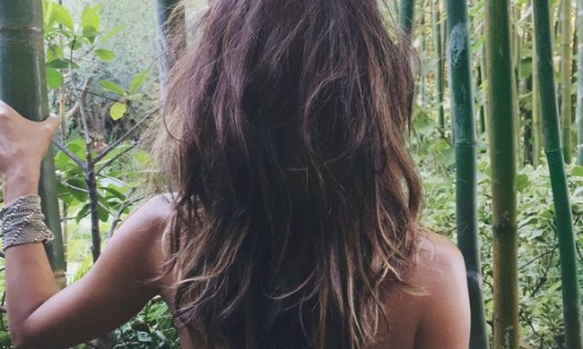 Topless στην ζούγκλα η…