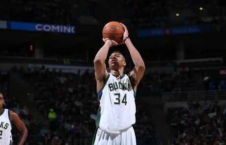 Άγγιξε το triple-double ο Αντετοκούνμπο, στην παράταση οι Μπακς