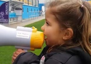 H τετράχρονη οργανώτρια κερκίδας (vid)