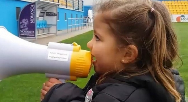 H τετράχρονη οργανώτρια κερκίδας (vid)