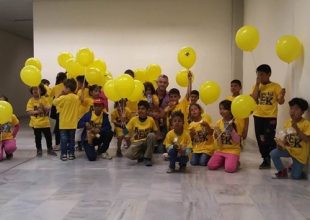 Δίπλα στους πρόσφυγες η Βασίλισσα (pics)