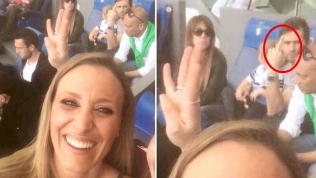 Η selfie με τα τέσσερα δάχτυλα που έγινε viral!
