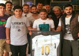 Η φανέλα της ΑΕΚ με το 10 στον Παντελίδη