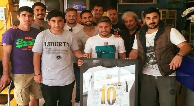 Η φανέλα της ΑΕΚ με το 10 στον Παντελίδη