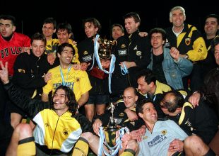 Σήκωσε την κούπα κι… έσπασε την κατάρα (vid)