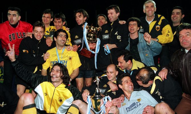 Σήκωσε την κούπα κι… έσπασε την κατάρα (vid)