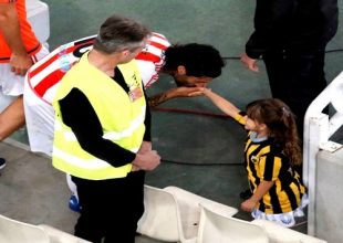 Έξαλλος ο κύρ Σάββας – Τους μάζευε για τα αποδυτήρια