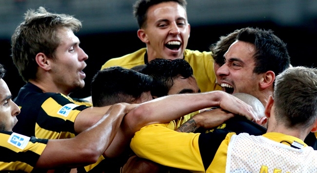 Όλη η ΑΕΚ ένα στο κέντρο του γηπέδου! (vids)