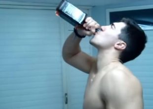 Ο «αγάπη μόνο» πίνει ένα μπουκάλι jack μονορούφι και καταρρέει! (video)