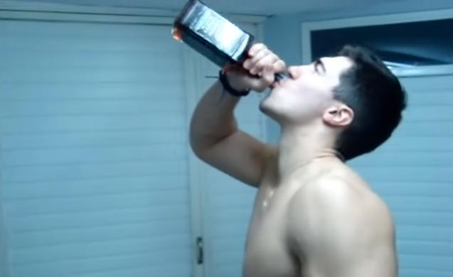 Ο «αγάπη μόνο» πίνει ένα μπουκάλι jack μονορούφι και καταρρέει! (video)
