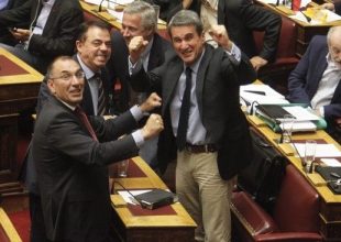 Λοβέρδος και Καμμένος πανηγυρίζουν το τρίποντο του Σπανούλη